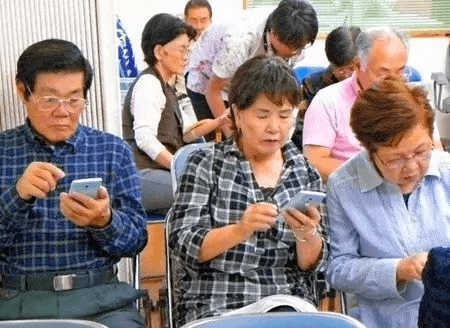 The elderly have also become mobile phones, how do you break presbyopia?